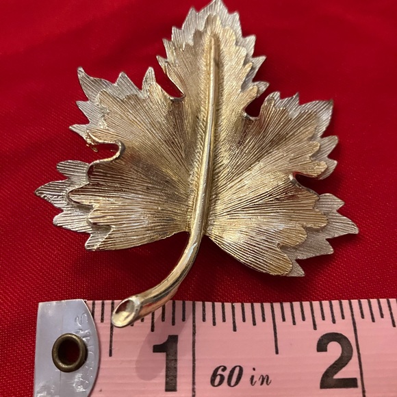 Sarah Coventry Maple Leaf Pin - Picture 3 of 4